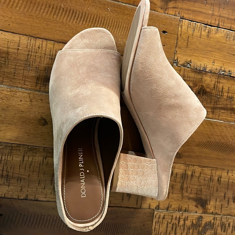 Donald J. Pliner tan Suede mule
